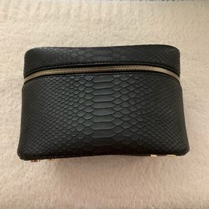Kendra Scott Makeup Bag in Black Snake